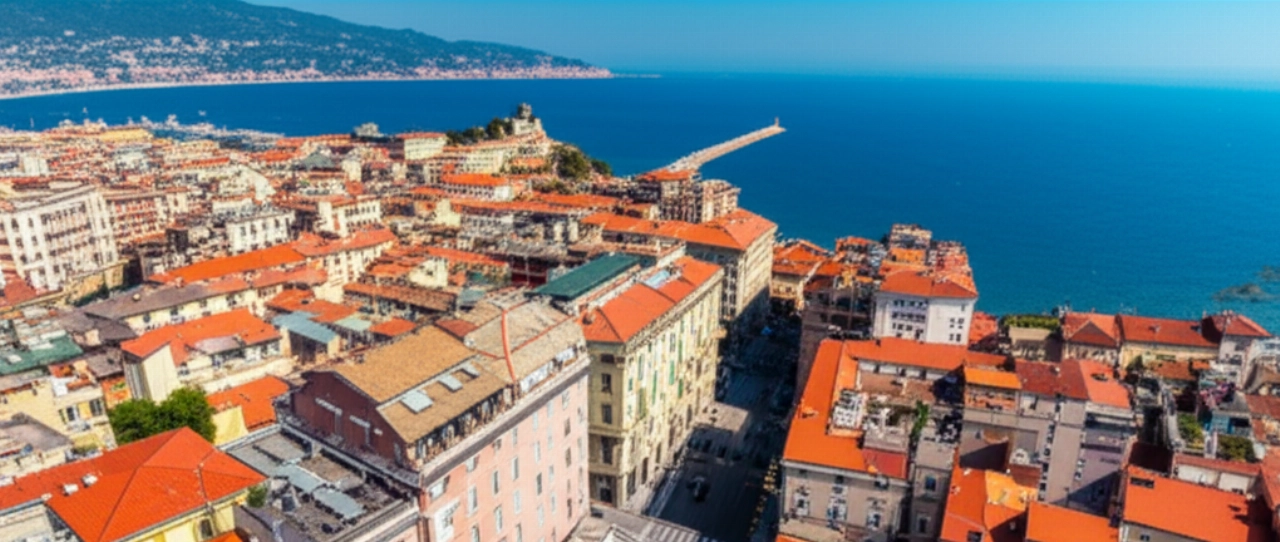 Vista aérea hiperrealista de la ciudad de Savona con un camión de mudanzas estacionado y el mar de Liguria al fondo.
